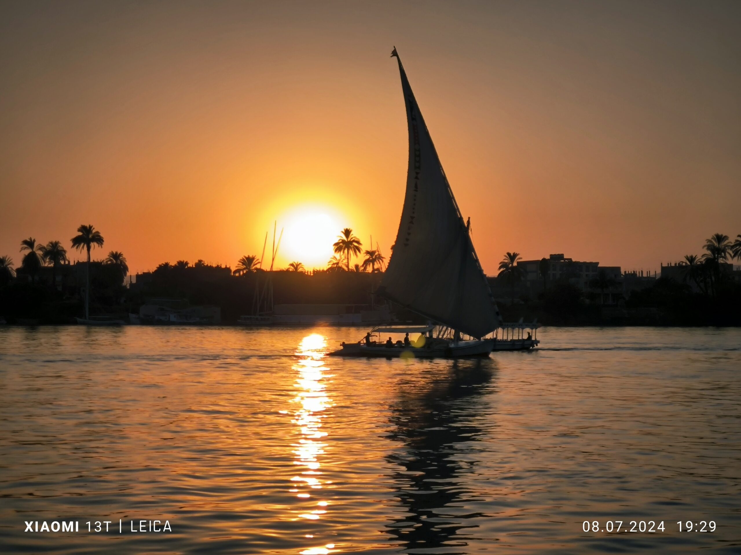 Zweitägige Luxorreise mit Übernachtung bei Samir Tours Geniessen Sie den Felukenfahrt bei Sonnenaufgang und entdecken Sie die Bananeninsel